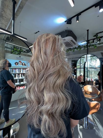 This long, flowing ash blonde balayage is a true showstopper. The color is perfectly blended for a natural yet dramatic effect.