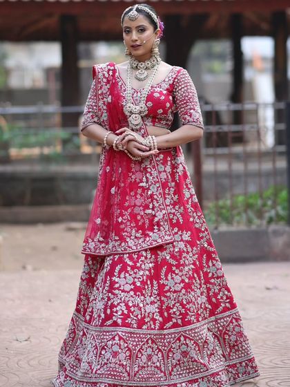 A complete bridal look featuring a heavy, gold-plated Kundan necklace, haath phool, and maang tikka, all available for rent.