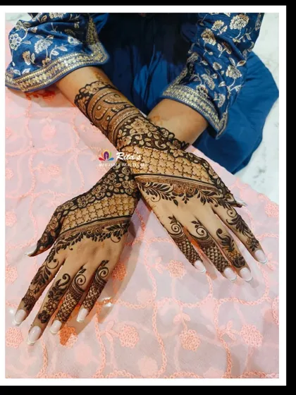 A beautiful, full-coverage design for the groom's sister. The back of the hands features intricate patterns that are perfect for wedding celebrations.