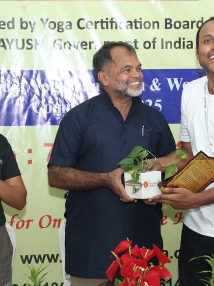 We express our gratitude to another judge with a plaque and a plant for his invaluable contribution to the competition's success.