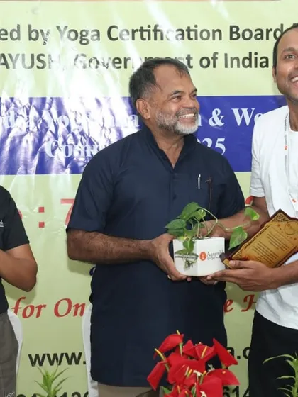 We express our gratitude to another judge with a plaque and a plant for his invaluable contribution to the competition's success.