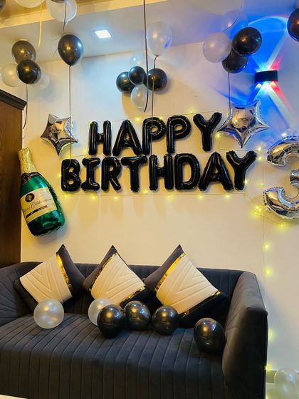 A close-up of the wall decoration for the 30th birthday, highlighting the star-shaped foil balloons and number foils.