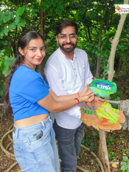 Creativity in the forest! KPMG volunteers with their painted leaves. These activities serve as great icebreakers and team-building exercises during our corporate drives.