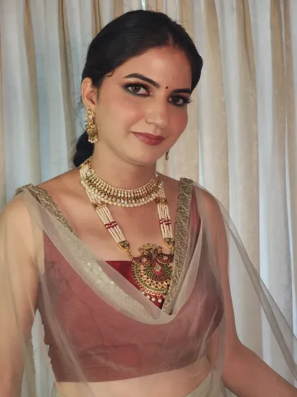 A classic portrait of Bhawna. Her makeup is soft yet defined, ensuring she looks perfect in her Mehendi photos.
