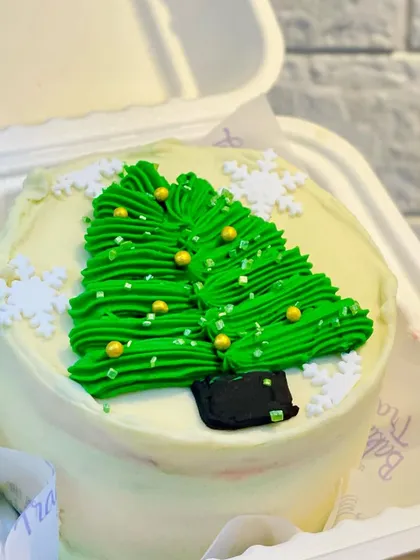 A festive Christmas tree bento cake. This mini cake is perfect for adding a little sweetness to your holiday celebrations.