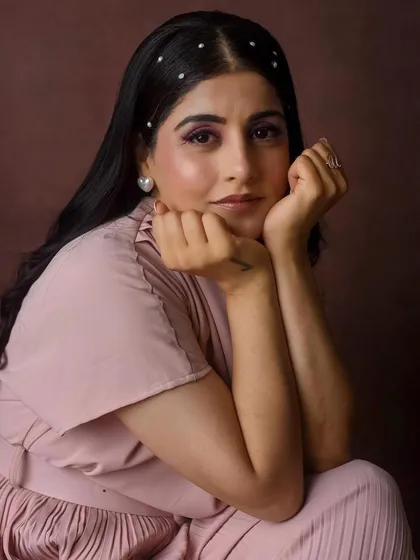 A front view of the pearl-adorned hairstyle, showing how a small accessory can elevate a simple look.