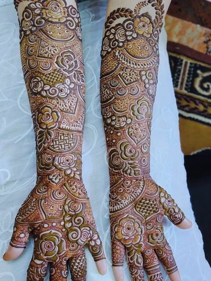 This intricate design features beautiful 3D roses and detailed lattice work, creating a truly luxurious bridal look.