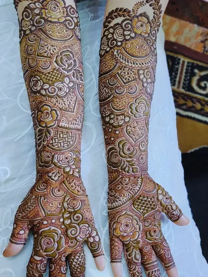 This intricate design features beautiful 3D roses and detailed lattice work, creating a truly luxurious bridal look.