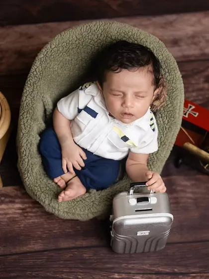 Another angle of the pilot theme, showing the details of his uniform and the tiny suitcase he's holding onto.