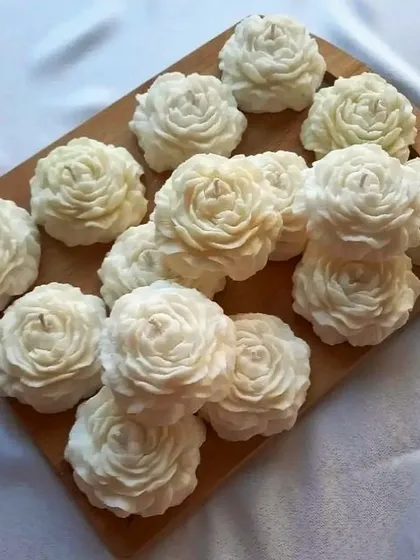 These beautiful peony flower candles are perfect for wedding return favors. We can add custom tags with the couple's initials or a personal message to give your wedding a personal touch.