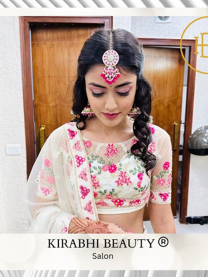 A lovely, fresh-faced look for a daytime event. The makeup is light and airy, with pink tones that match her beautiful lehenga.