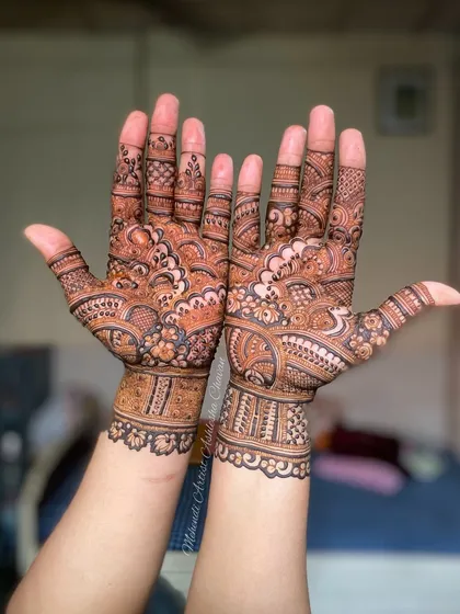 A classic Indian design, perfect for a sider or a festival. The patterns are intricate and cover the hands in a beautiful, traditional style.