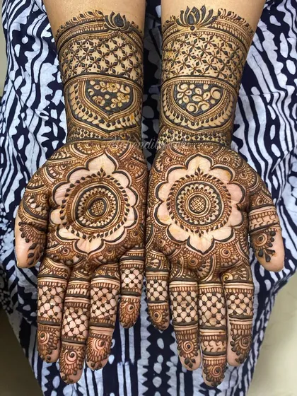 For those who love a fuller look, I create dense, elaborate designs that cover the entire hand. This piece combines floral mandalas, checkerboard fills, and lotus motifs on the wristband for a truly stunning result.