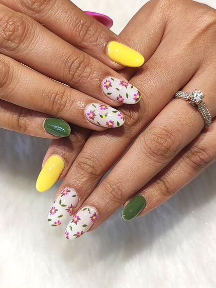 Another shot of the fresh floral set, showing off the vibrant colors and detailed pattern.