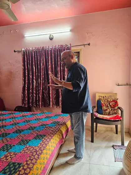 Assessing the energy in a bedroom. The placement of the bed and the colors used are critical for restful sleep and the health of the occupants.