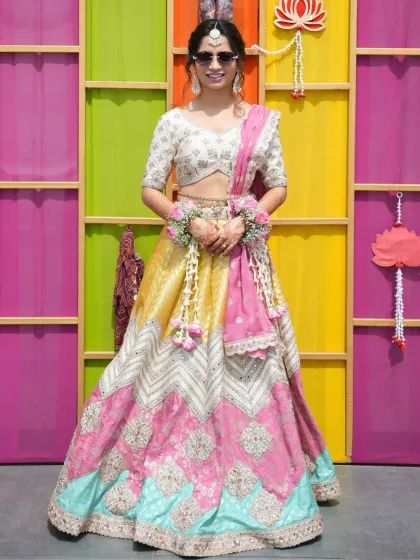 This bride is glowing in the sunshine at her Haldi ceremony. Her makeup is fresh, dewy, and camera-ready, with a soft, radiant finish.