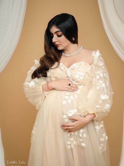 A simple, elegant pose. Looking down at your bump is a natural way to connect with your baby, and it always results in a beautiful, emotional photograph.