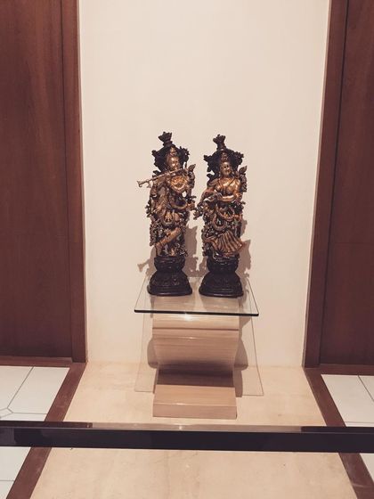 A duplicate close-up of the statues.