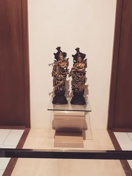 A duplicate close-up of the statues.