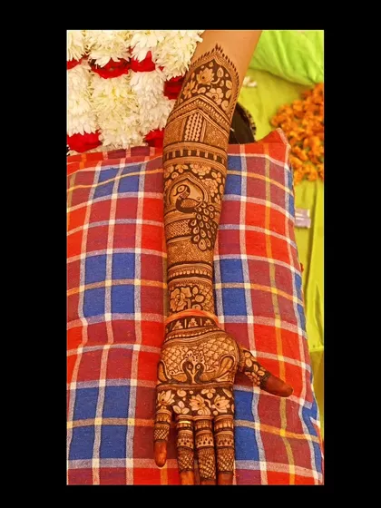 A still image of the beautiful and intricate traditional design, showcasing the clean lines and detailed patterns.