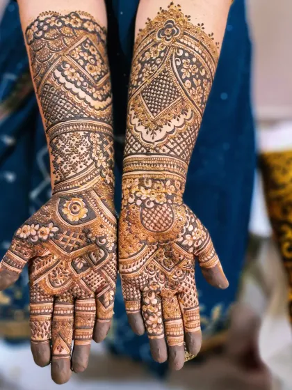 I also create bold and contemporary designs like this Dubai-style mehendi. The pattern uses a mix of floral motifs, geometric checks, and shaded elements for a full-hand design that is both striking and elegant.