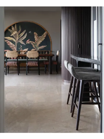 Another view of the Powai House dining area, seen from the bar. This perspective shows how the different zones for eating and conversing are connected, creating a fluid and social environment. The design encourages interaction and makes the most of the apartment's layout.