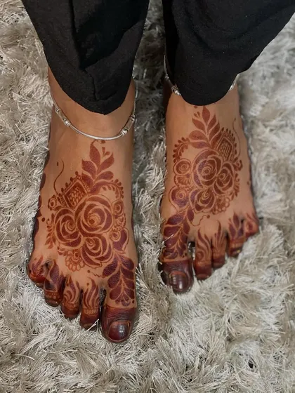 Mehendi isn't just for hands. I love creating beautiful designs for feet, like this floral pattern that complements any bridal look. Notice the deep, even stain my organic henna achieves on the feet and toes.