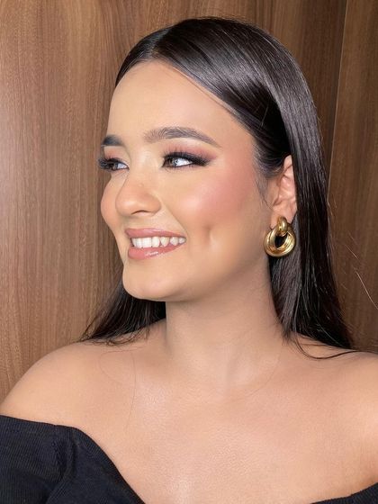 Dripping in dewy glam, with eyes that sparkle like stars. This studio shot showcases a clean, radiant makeup look that is universally flattering and perfect for any party.