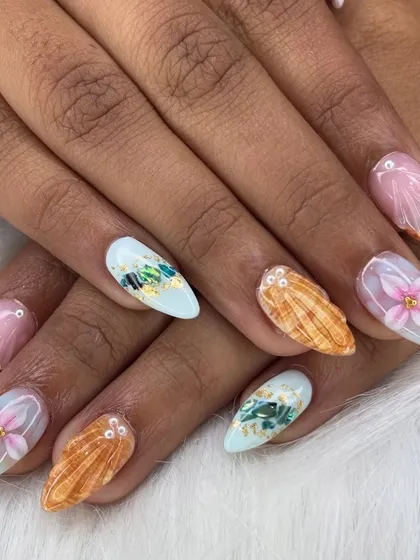 Ready for your next vacation? I created these beach-inspired gel extensions using FiDi art to get that realistic seashell texture and delicate floral details. This is wearable art that tells a story.