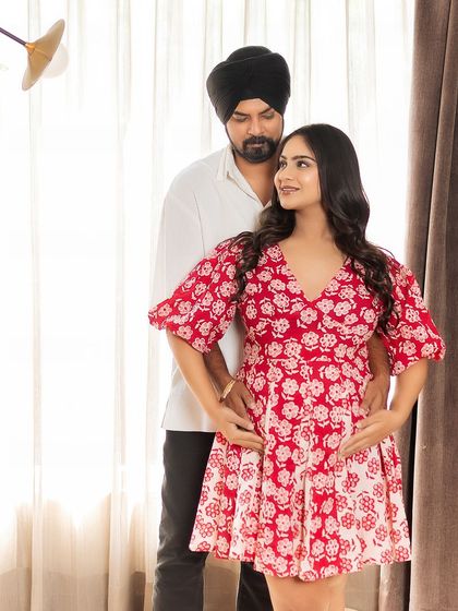 A playful and intimate moment. The couple shares a look of love and laughter in their home, a candid capture that perfectly reflects their relationship and excitement.