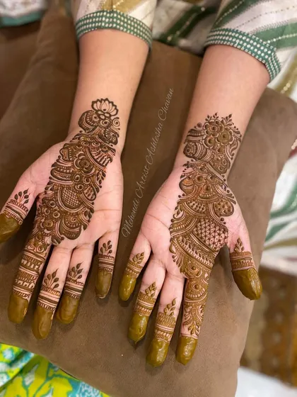 An elegant Arabic design with a flowing, vine-like pattern. This style is modern and sophisticated, perfect for any occasion.