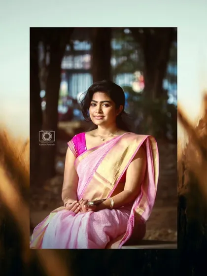 A simple, elegant seated portrait. The makeup is understated to let the natural beauty and the beautiful saree be the heroes.
