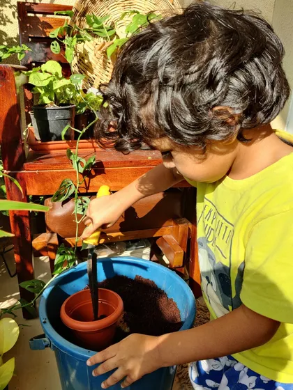 Even a small balcony can become a classroom. This little one is learning the basics of repotting a plant. I provide guidance on simple, safe, and fun gardening tasks you can do with your children at home.