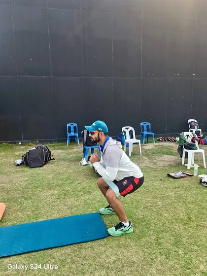 Activating the body before a session is crucial. A simple bodyweight squat is an effective way to warm up the lower body and prepare for more intense work.