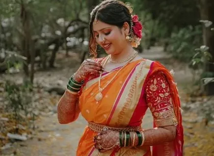 A candid moment with my lovely Maharashtrian bride. The soft, subtle makeup enhances her natural beauty, perfect for her outdoor wedding ceremony.