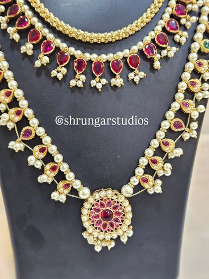 A close-up of the stunning pendant on the long haar, showcasing the detailed craftsmanship.