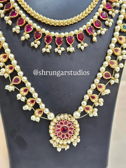 A close-up of the stunning pendant on the long haar, showcasing the detailed craftsmanship.