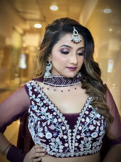 A glamorous look for a sangeet or reception. The deep purple outfit is paired with a matching smokey eye and a mauve lip for a cohesive look.