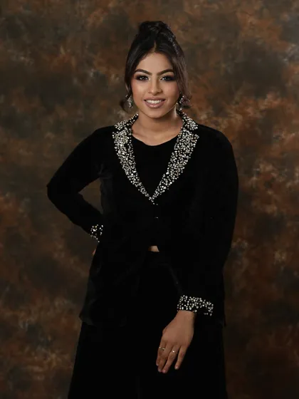 This look from my July masterclass demonstrates a sophisticated and modern style. The makeup is paired with an elegant black jacket with embellished lapels, showing how to create a complete, high fashion look.