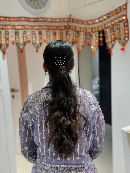 The back view of the pearl-studded ponytail, a simple yet glamorous hairstyle.