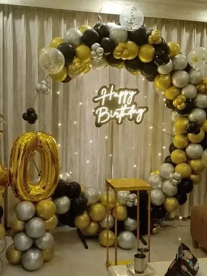Another angle of the elegant 40th birthday home decoration, highlighting the metallic sheen of the gold and silver balloons against the black.