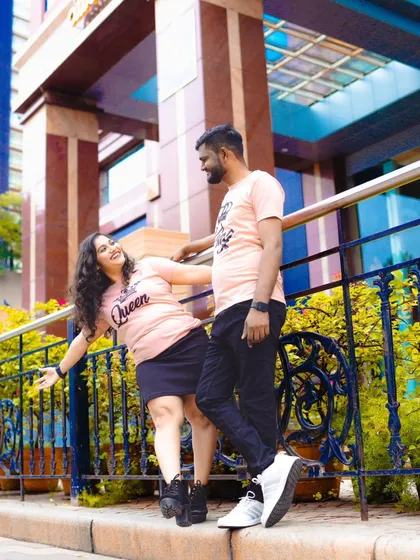 A playful and relaxed pose on a city railing. We can turn any urban location into a great backdrop for your pre-wedding photos.