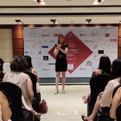 Our founding partner, Noemi Gil, addressing the contestants at the Mrs. India event, sharing insights on health and weight management.