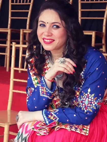 A relaxed moment backstage before going on to host the show.