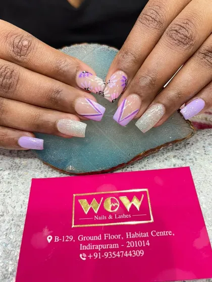 A fun and geometric design in shades of purple and silver glitter. This look combines different patterns and textures for a unique and eye-catching result.