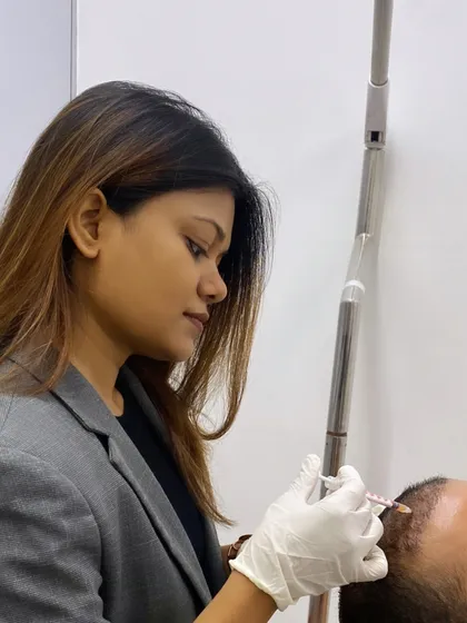 For many of my patients, non-surgical treatments are the perfect solution. Here, I am performing a targeted scalp treatment to stimulate hair follicles, improve density, and boost overall scalp health without the need for surgery.