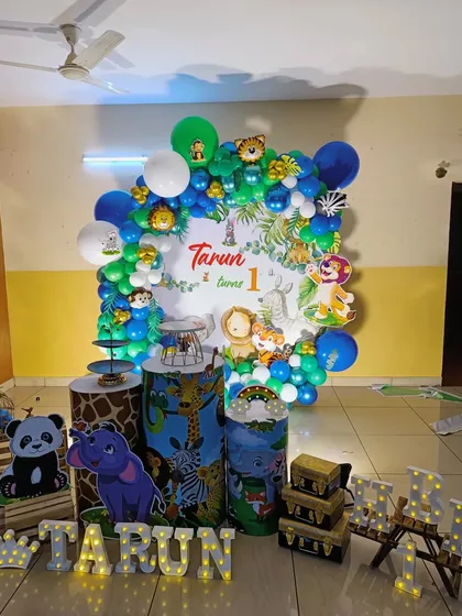The full setup for Tarun's jungle-themed first birthday, including themed pedestals and a variety of props.