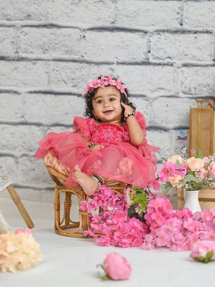 A duplicate of image 16, a classic and joyful first birthday portrait.