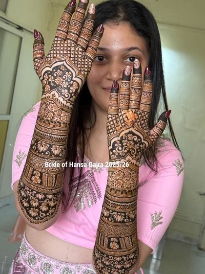 A full back-of-hand design for a bride who loves tradition. This look features intricate floral patterns, bold borders, and delicate jaali work for a rich and detailed finish.
