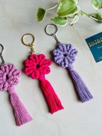 My macrame flower keychains are a sweet and simple gift. Here they are in shades of pink and purple, perfect for adding a floral touch to your keys or bag.